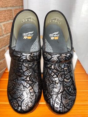 Dansko XP 2.0 Black Tooled Floral Clogs Women’s 9 Slip Resistant Comfort Shoes